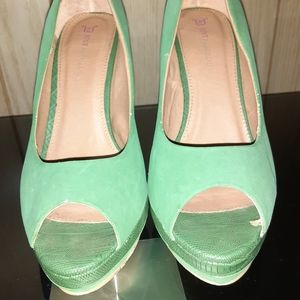 Gorgeous green heels